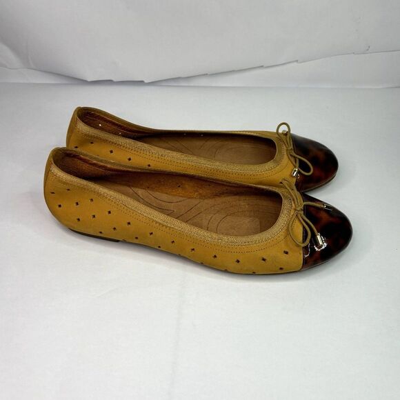 Clarks Tan and Brown Flats - Picture 2 of 9